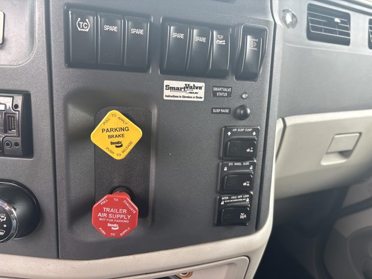 2017-peterbilt-579-image-49