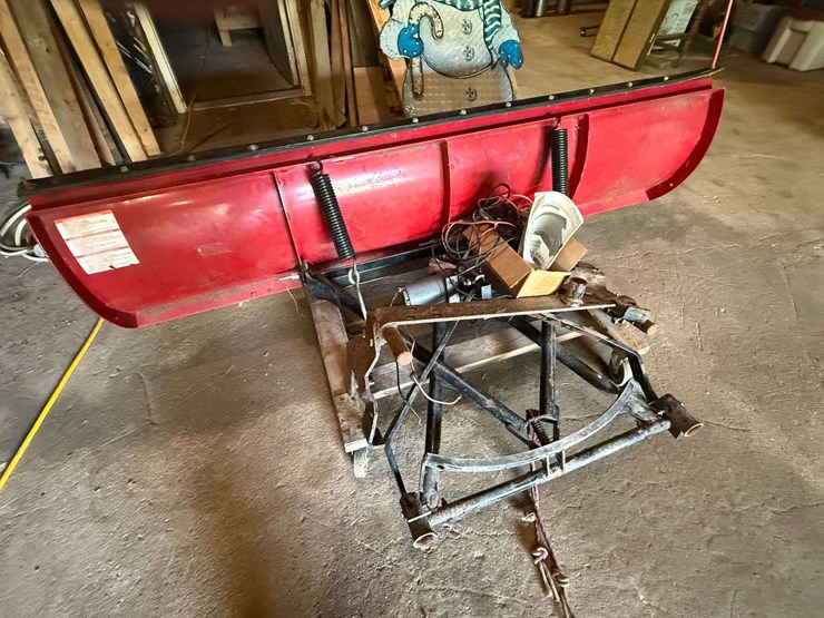 snobear-snowplow,-7’-wide-blade,-manual-swing-adjustment,-electric-winch-for-up-and-down,-was-mounte-image-1