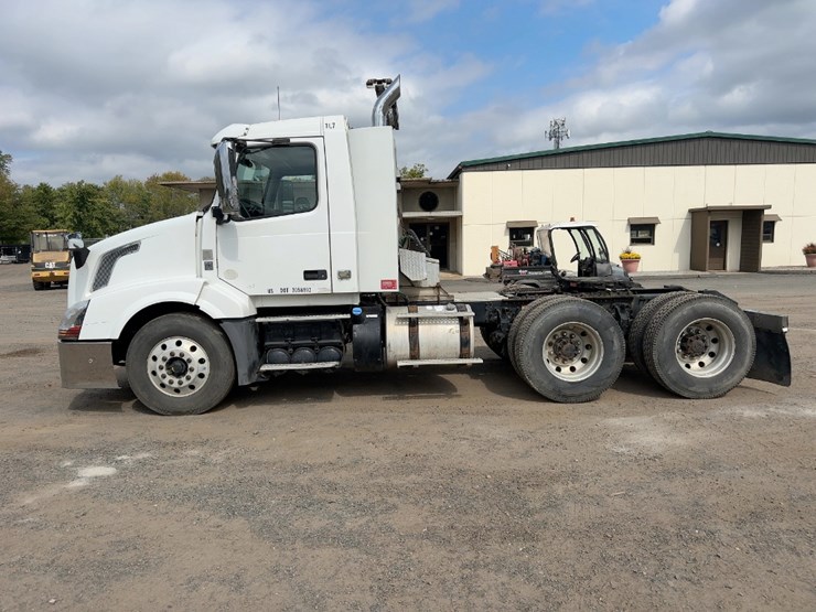 2012-volvo-vnl62t300-image-2