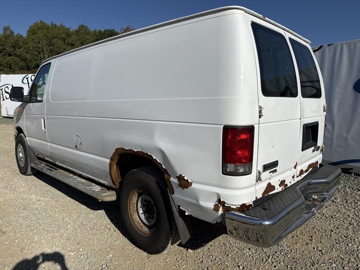 2013-ford-cargo-image-3