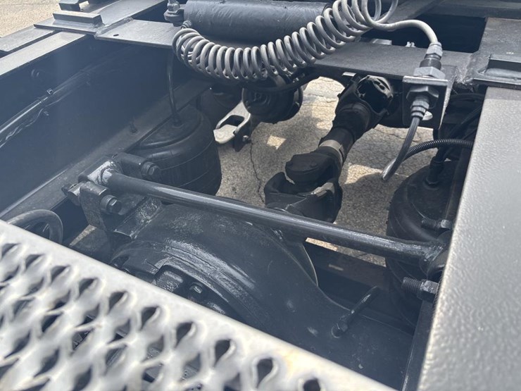2017-peterbilt-579-image-30
