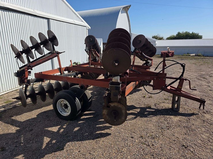 ih-470-tandem-disk,-manual-fold-wings,-9.5l-14-tires-on-6-bolt-rims,-hydraulic-lift,-rear-hitch,-dis-image-7