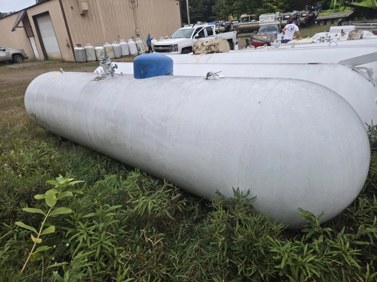 #2837-•-superior-manufacturing-1000-gallon-lp-tank-image-4