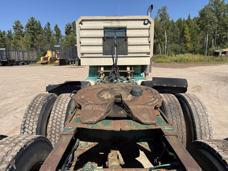 #1752-•-1979-peterbilt-day-cab-heavy-haul-image-22