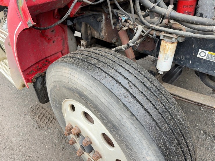 2005-peterbilt-335-image-11