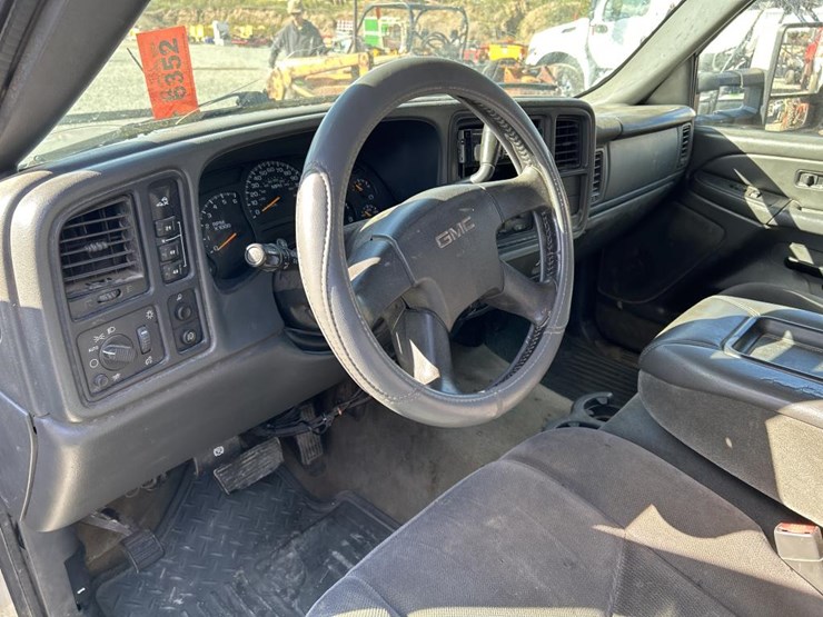 2005-gmc-2500-image-54