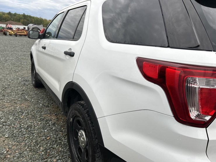 2017-ford-explorer-image-12