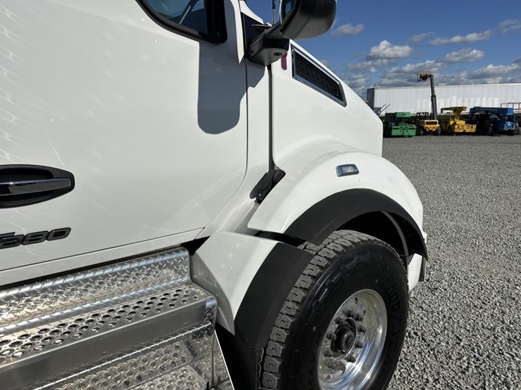 2025-kenworth-t880-image-23