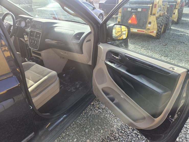 2014-dodge-grand-caravan-image-24