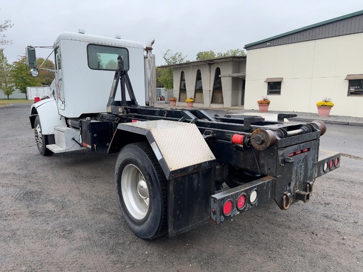 2004-peterbilt-330-image-3