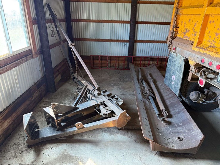 12’-road-grader-wing-and-bracket,-unknown-what-it-fits-image-6