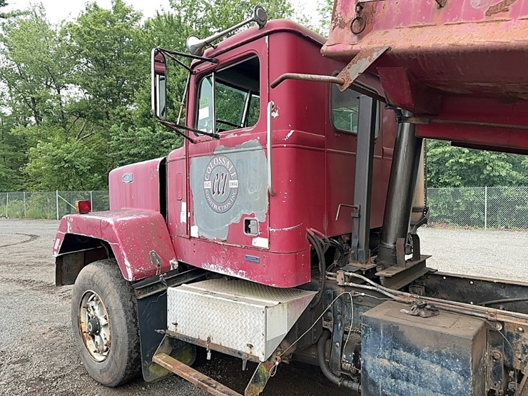 1986-autocar-ds6-tri/a-dump-truck-image-12