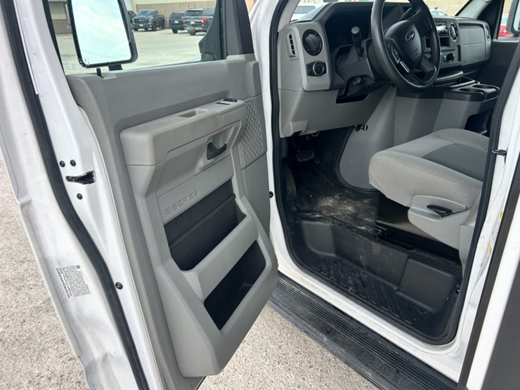 2021-ford-e450-image-37