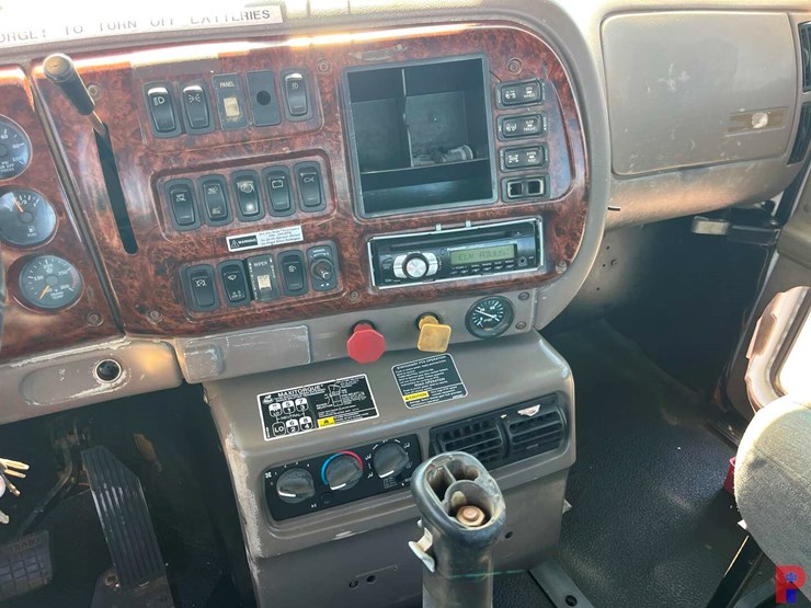2001-mack-ch613-image-12