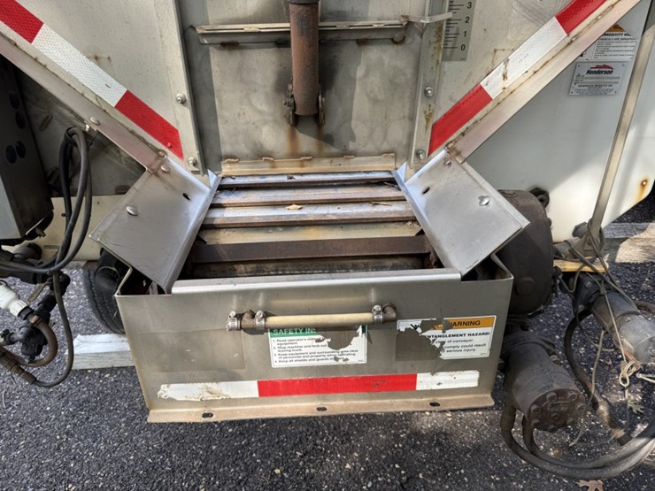 #1224-•-15’-v-box-stainless-steel-salt-spreader-image-17