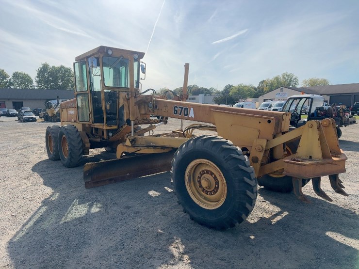 1982-deere-670a-image-8