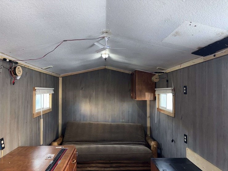 2010-18’,-(4’)-v,-single-axle,-hyd-frame,-(2)-30#-lp-tanks,-3-burner-stove,-oven,-(not-pictured),-(7-image-32