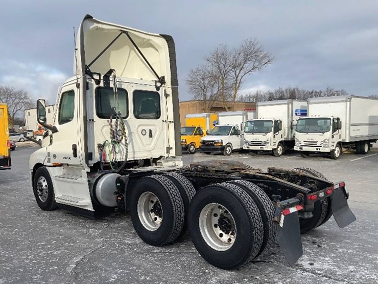 2022-freightliner-cascadia-126-image-2