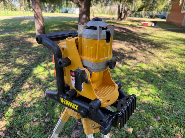 dewalt-dw073-cordless-rotary-laser,-with-grade-stick,-charger,-and-18v-battery,-tripod-and-case,-in-image-7