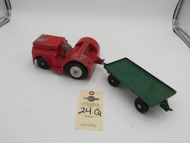 doepke-model-toys-tug-and-trailer-set-image-4