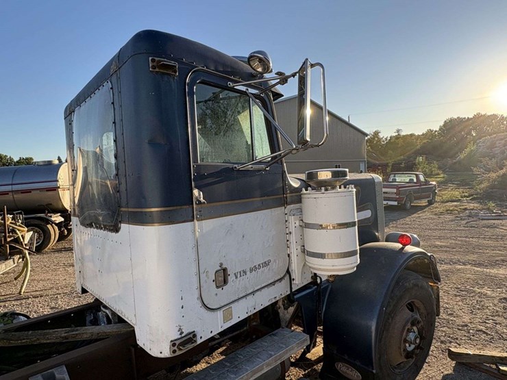 1977-peterbilt-359-image-24