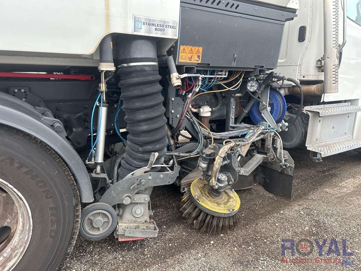 2019-freightliner-m2-106-8.5-cuyd-street-sweeper-truck-image-21