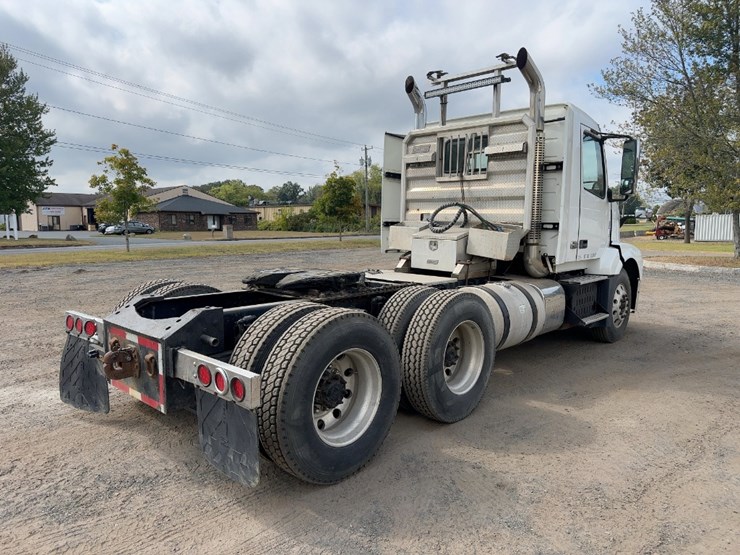 2012-volvo-vnl62t300-image-5
