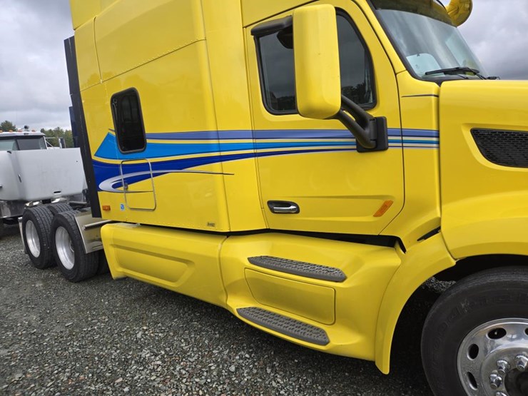 2019-peterbilt-579-image-11