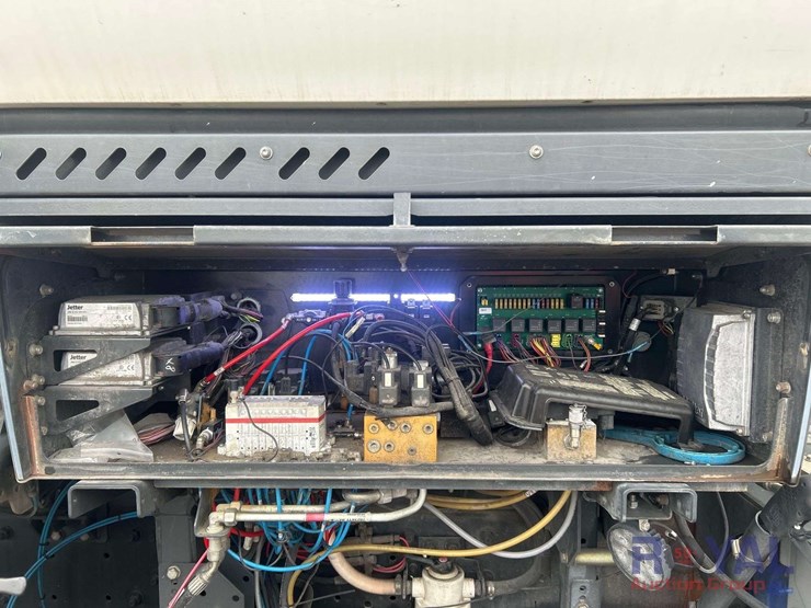 2019-freightliner-m2-106-8.5-cuyd-street-sweeper-truck-image-24