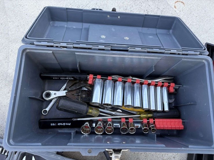 metric/sae-wrenches,-3/8”-drive-sockets,-bits,-in-poly-case;-sae-3/8”-drive-sockets,-other-tools-in-image-2