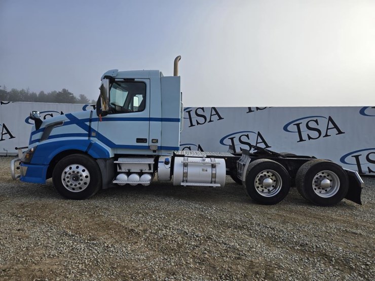 2015-volvo-10-image-2
