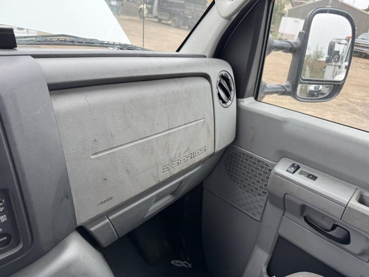 2013-ford-cargo-image-33