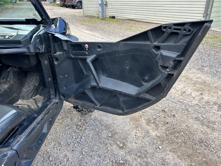 #1400-•-2023-can-am-commander-1000r-xt-image-31