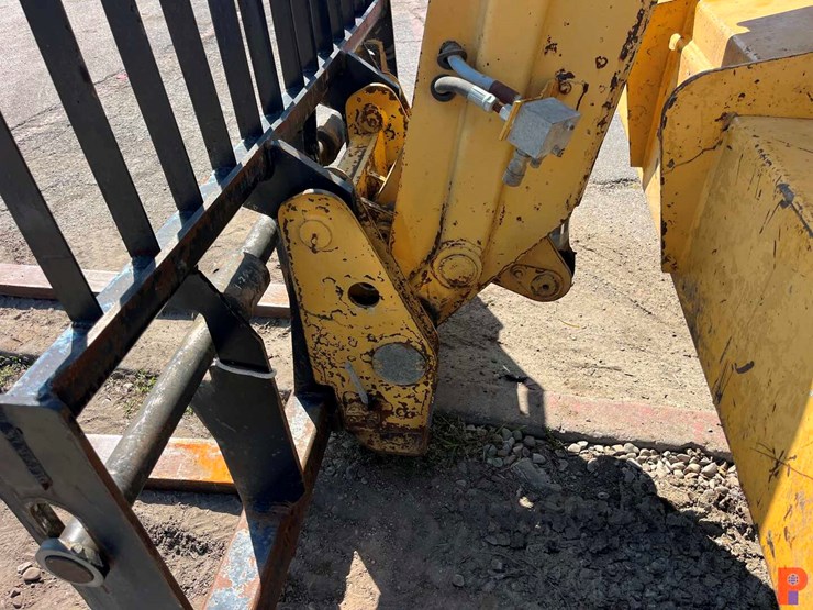 caterpillar-th103-image-4
