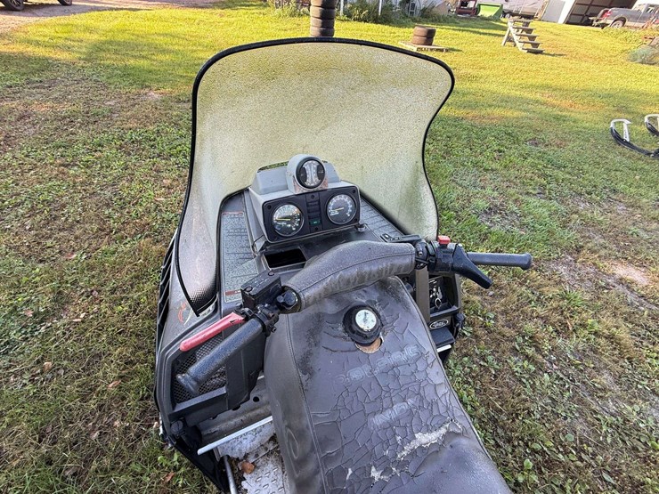 1990-polaris-indy-trail-deluxe-2-up-snowmobile,-5,944-miles,-electric-start-and-reverse,-runs-good-a-image-10