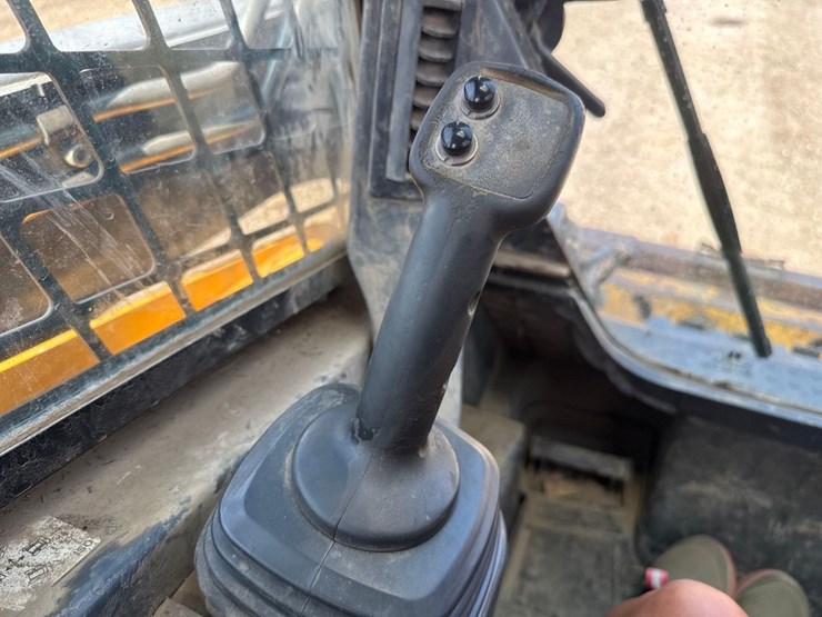 2012-deere-333d-image-32