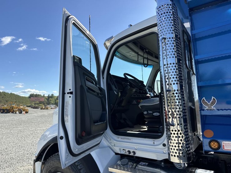 2025-kenworth-t880-image-26