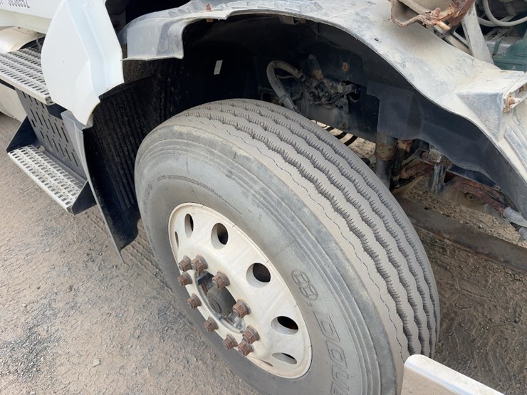 2012-volvo-vnl62t300-image-12