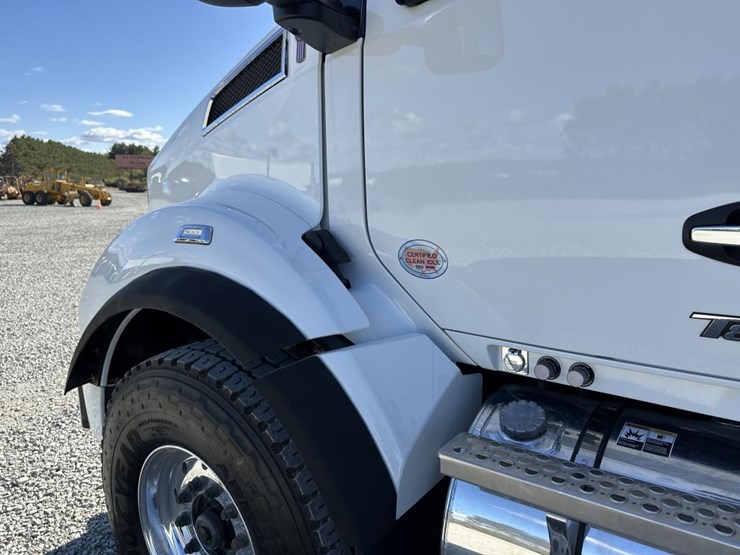 2025-kenworth-t880-image-10