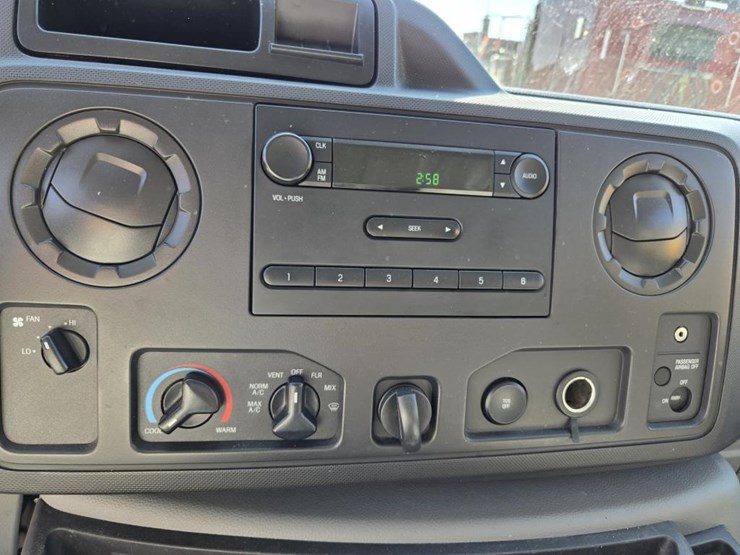 2013-ford-cargo-image-40