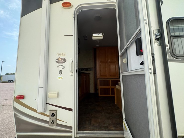 #2285-•-2010-keystone-bullet-250rks-camper-image-17