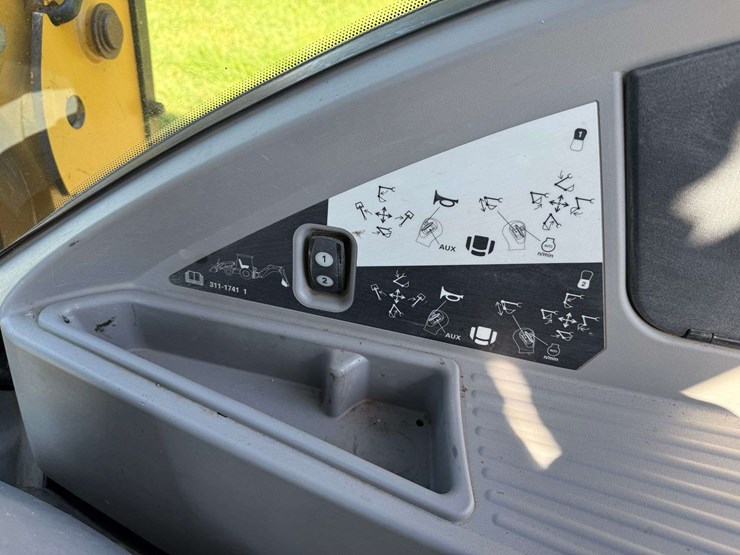 2014-caterpillar-420f-image-55