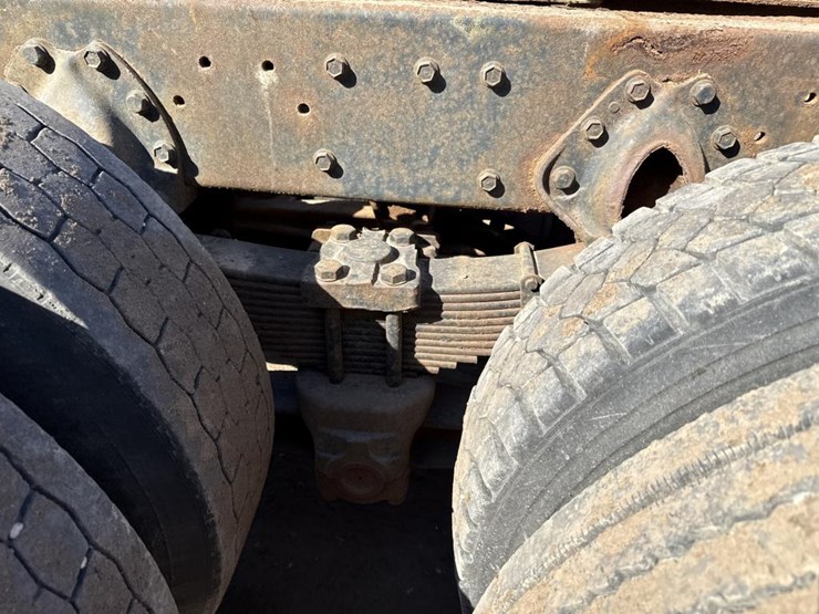 #1815-•-1985-international-1954-cab-and-chassis-image-27