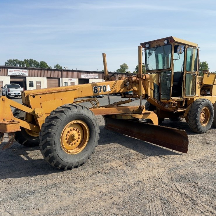 1982 DEERE 670A