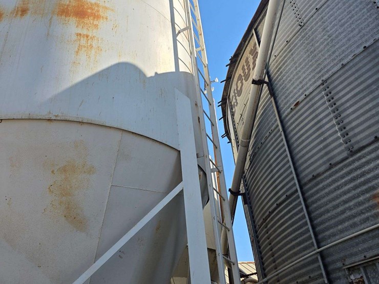 approx-24-ton-bulk-bin,-approx-27’-tall-and-11’-wide-with-bridge-rid-anti-bridge-system,-30’-of-flex-image-4