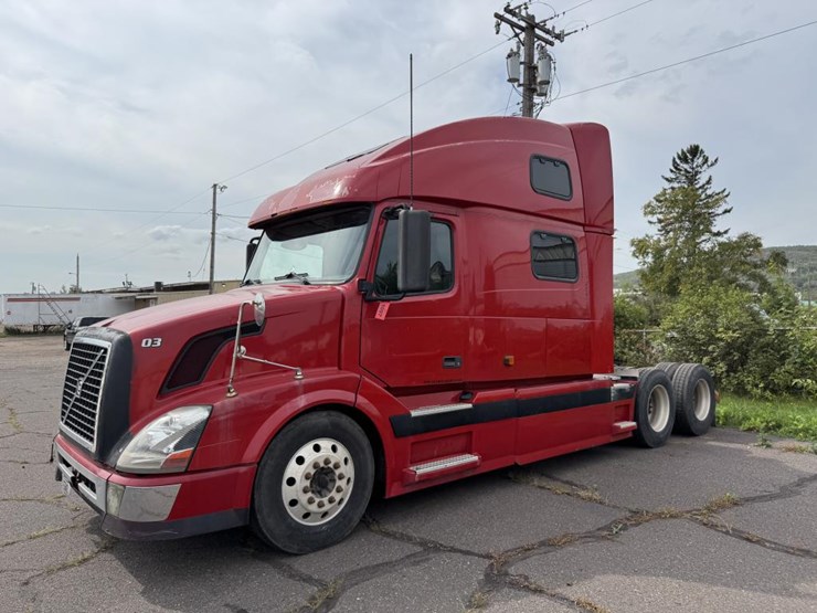 #1097-•-2006-volvo-ve-d12-sleeper-semi-tractor-image-1