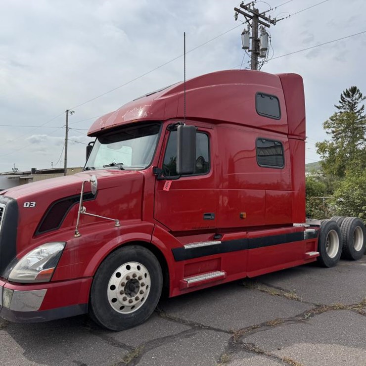 #1097 • 2006 Volvo VE D12 Sleeper Semi Tractor