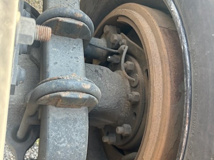 2017-volvo-vnl64t300-image-17