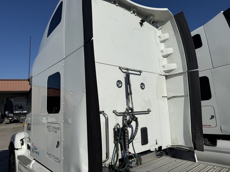 2022-peterbilt-579-image-31