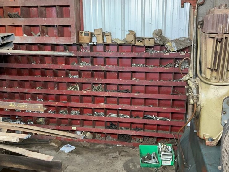 #120-•-coarse-thread-bolts-rack-and-contents-image-1